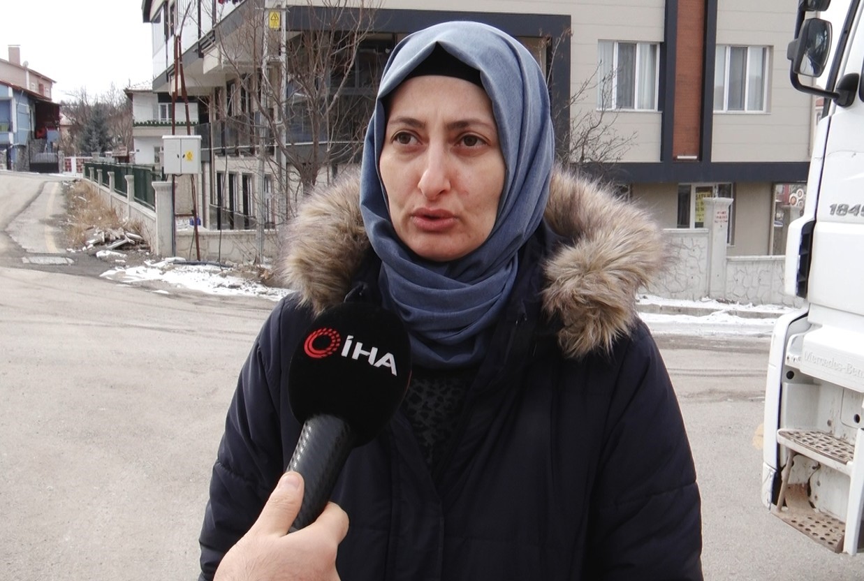 Elmadağ’da Sahipsiz Köpeklerin Saldırısına Uğrayan Kadın: “Komşum Biraz Gecikseydi Ya da Orada Olmasaydı Şu An Hayatta Değildim”