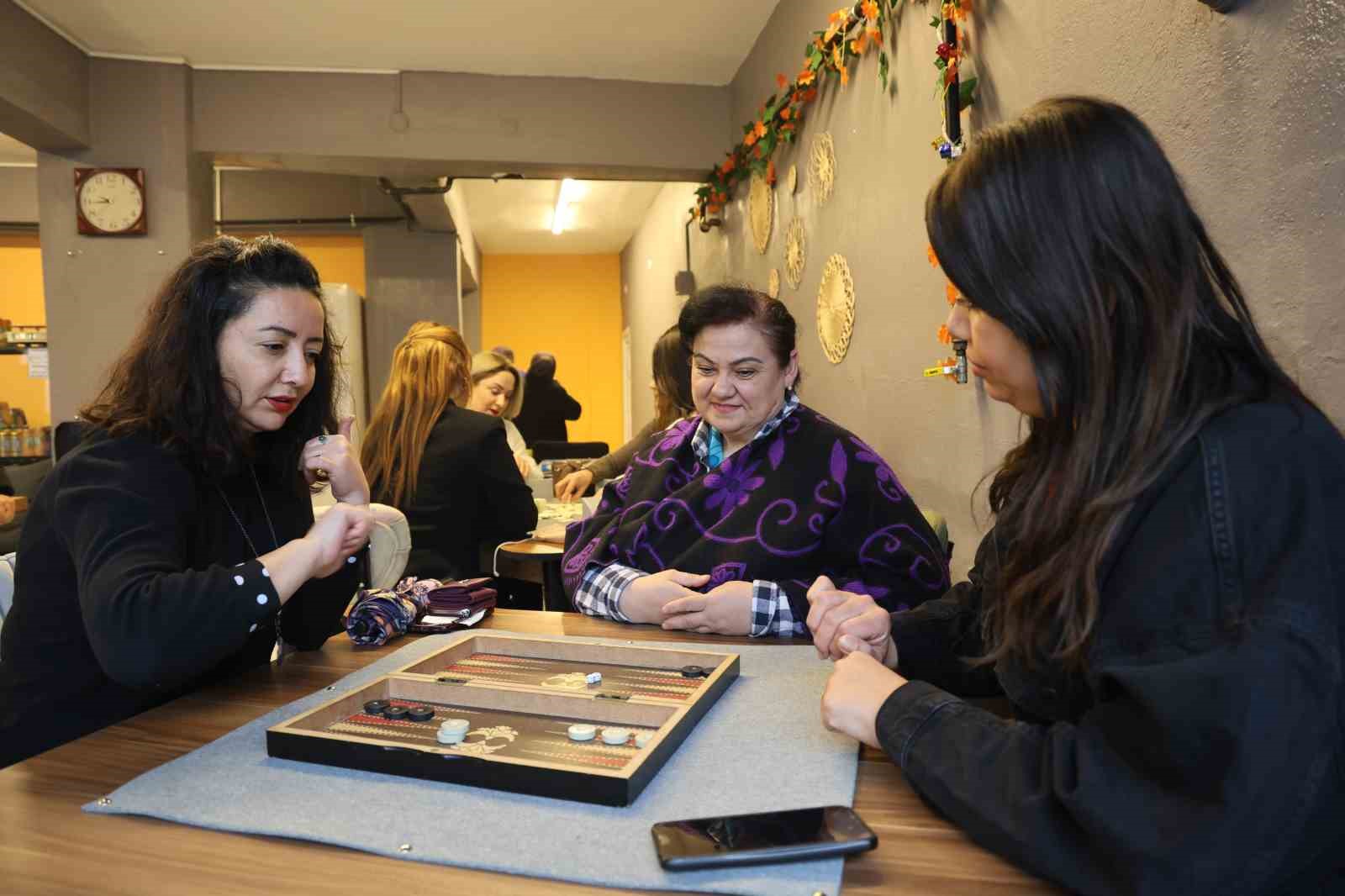 Ev Günlerinden Esinlenerek Kadın Kafeyi Kurdu