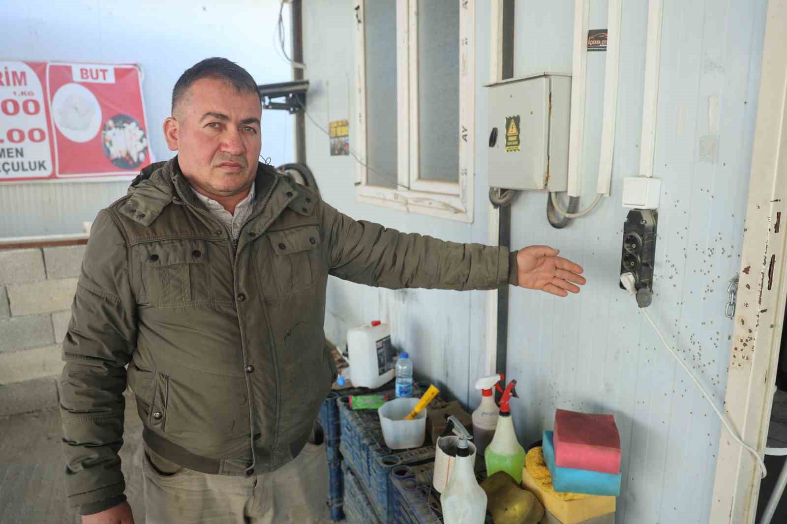 Film Sahnelerini Aratmayan Görüntü: Motosikletle Gelen Maskeli 2 Şahıs Pompalı Tüfeklerle İş Yerini Kurşunladı