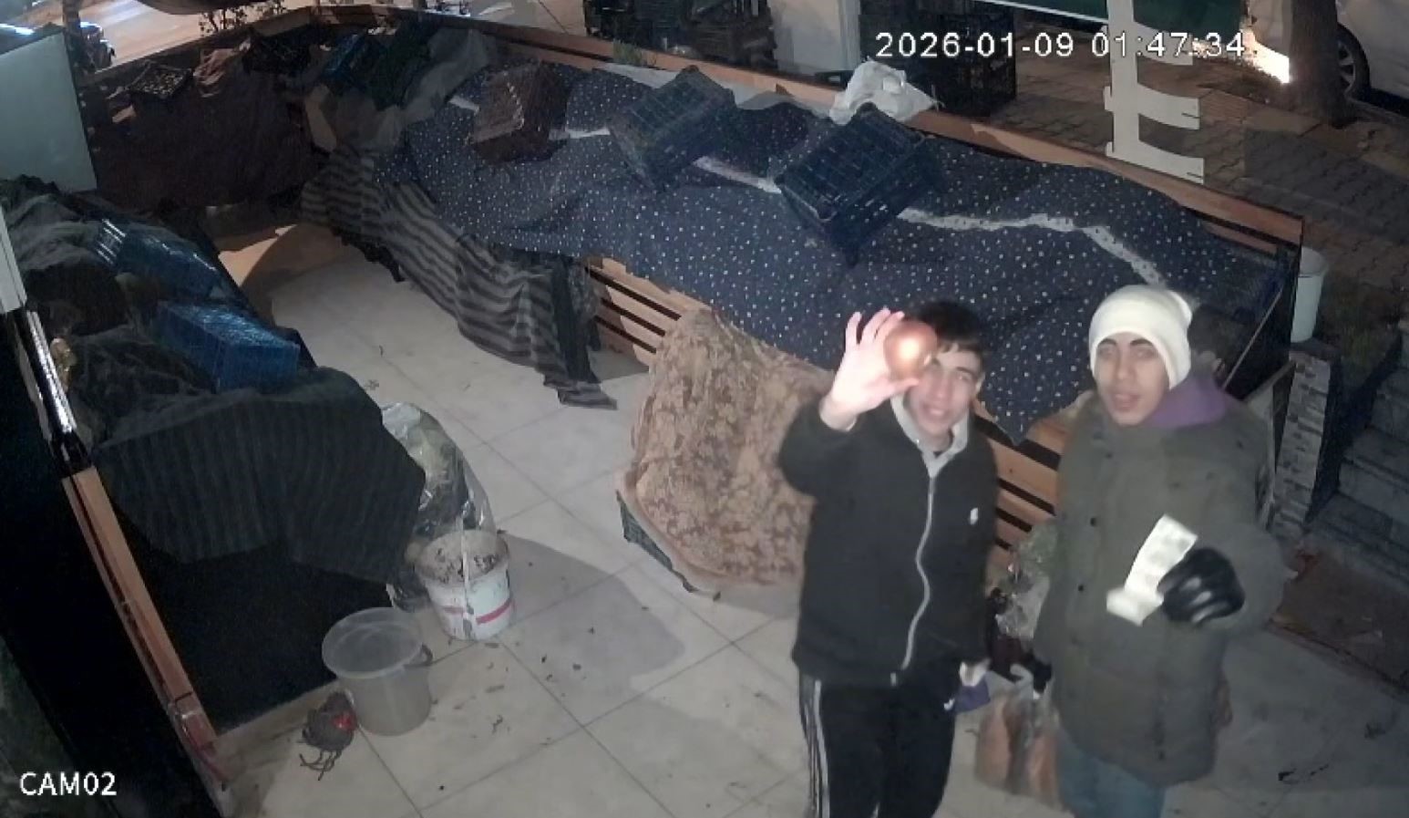 Gaziantep’te Gençlerden Duygulandıran Örnek Davranış: Soğan Aldılar, Parasını Kameraya Gösterip Bıraktılar