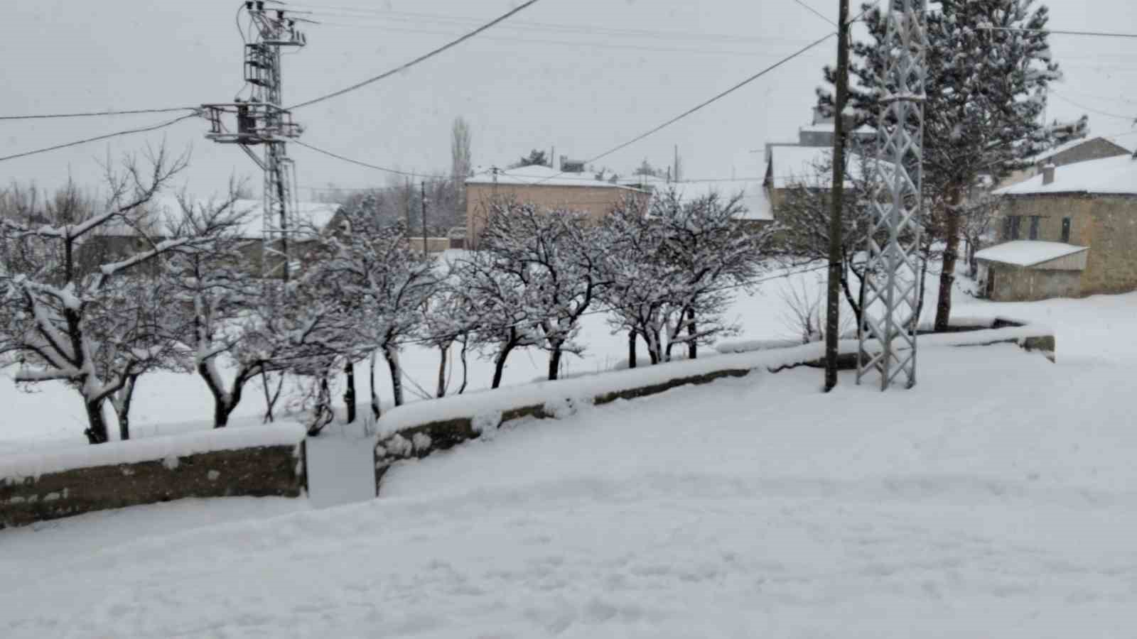 “Her Şey Devletten Beklenmez” Diyerek Köy Yollarını Kendi İmkanlarıyla Temizlediler