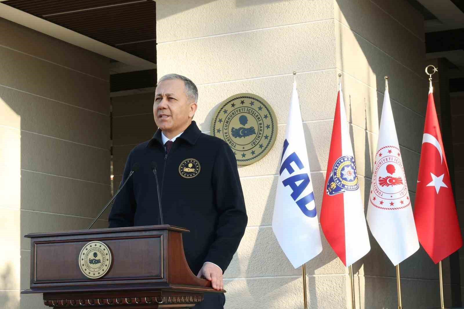 İçişleri Bakanı Yerlikaya: “İzmir Merkezli 14 İlde Düzenlenen ‘Narkokpan İzmir’ Operasyonunda 641 Sokak Satıcısı Gözaltına Alındı”