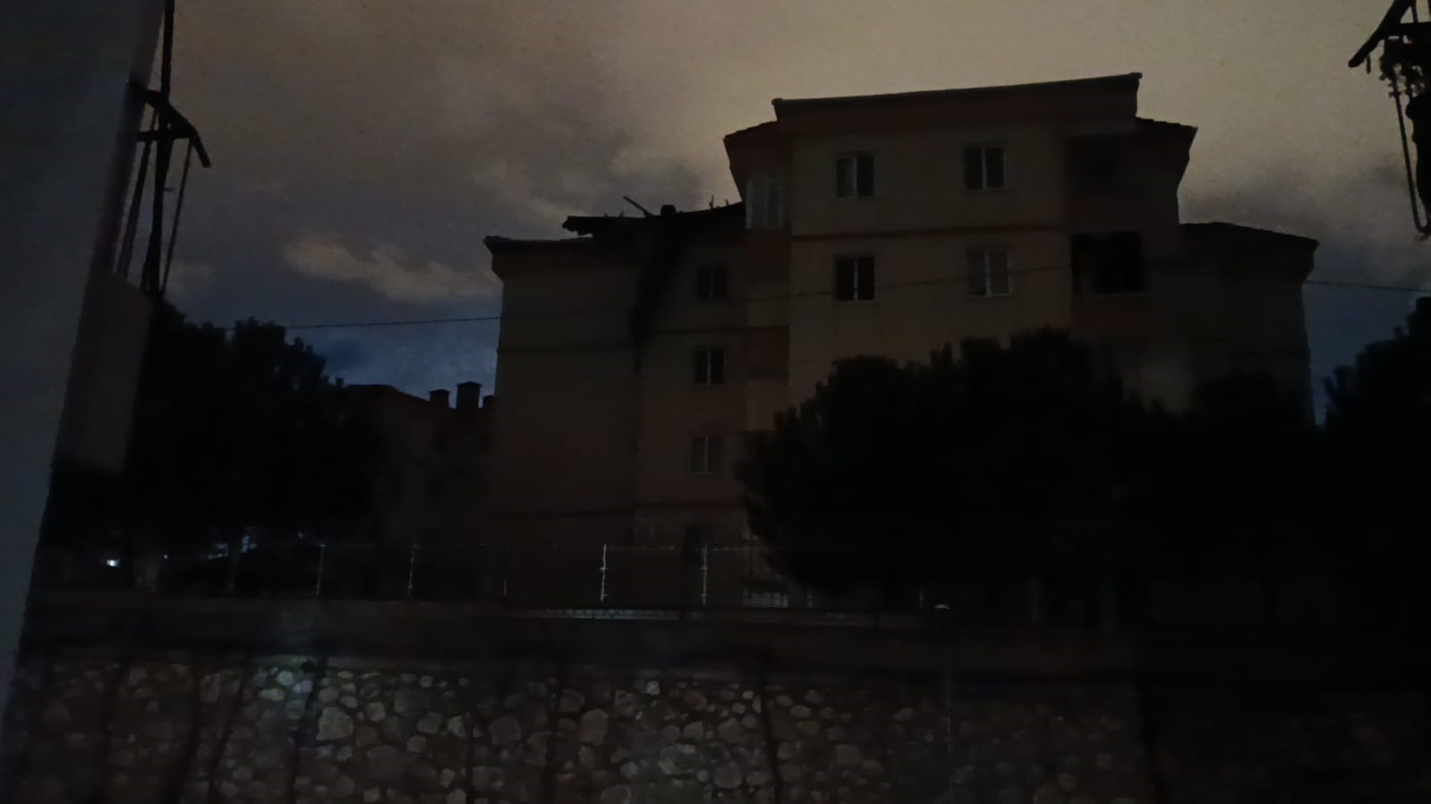 İnegöl’de Şiddetli Lodos Çatıları Uçurdu, Araçlar Zarar Gördü