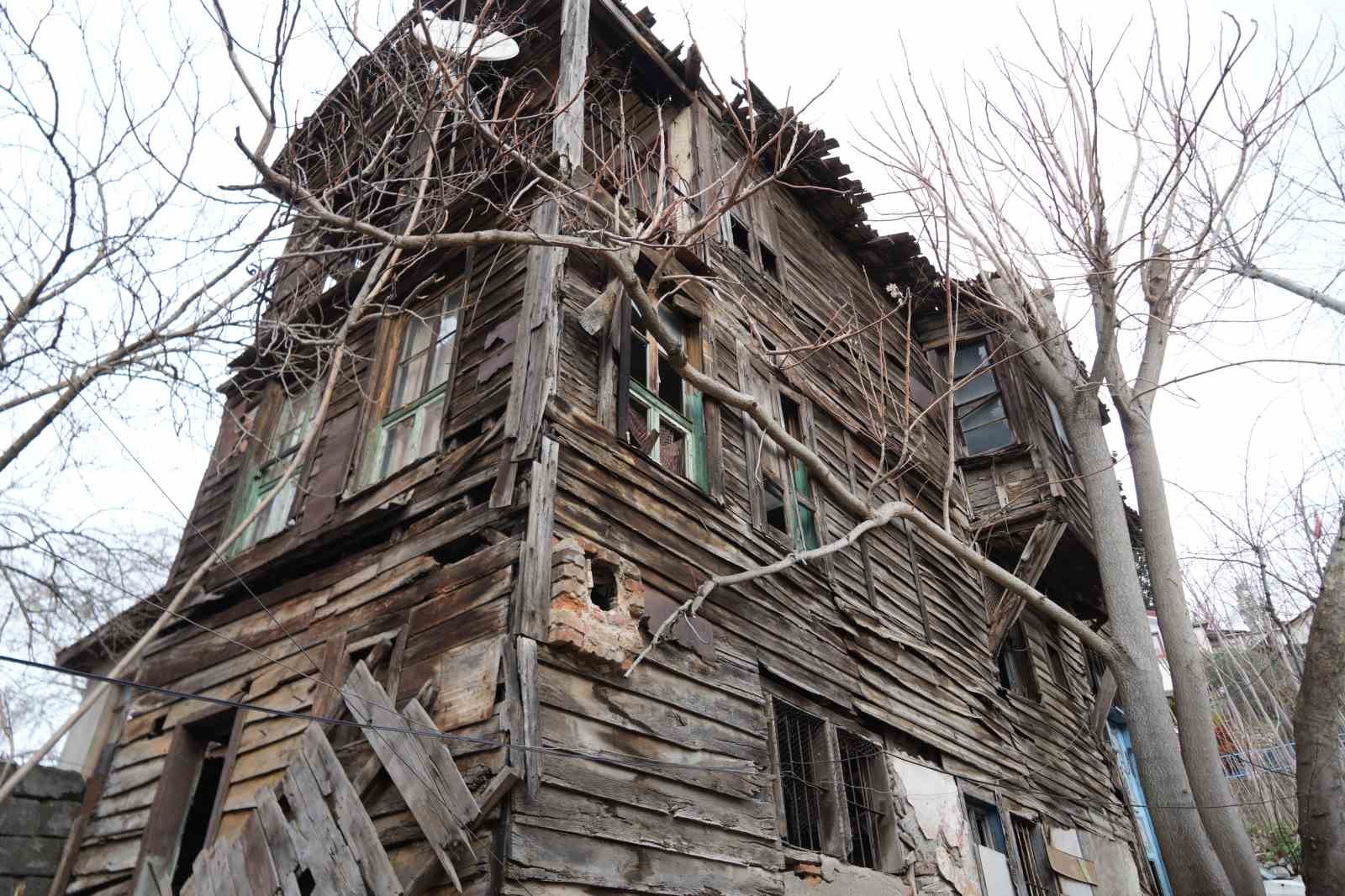 İzmit’in Tarihe Tanıklık Eden Evleri Restorasyon Bekliyor