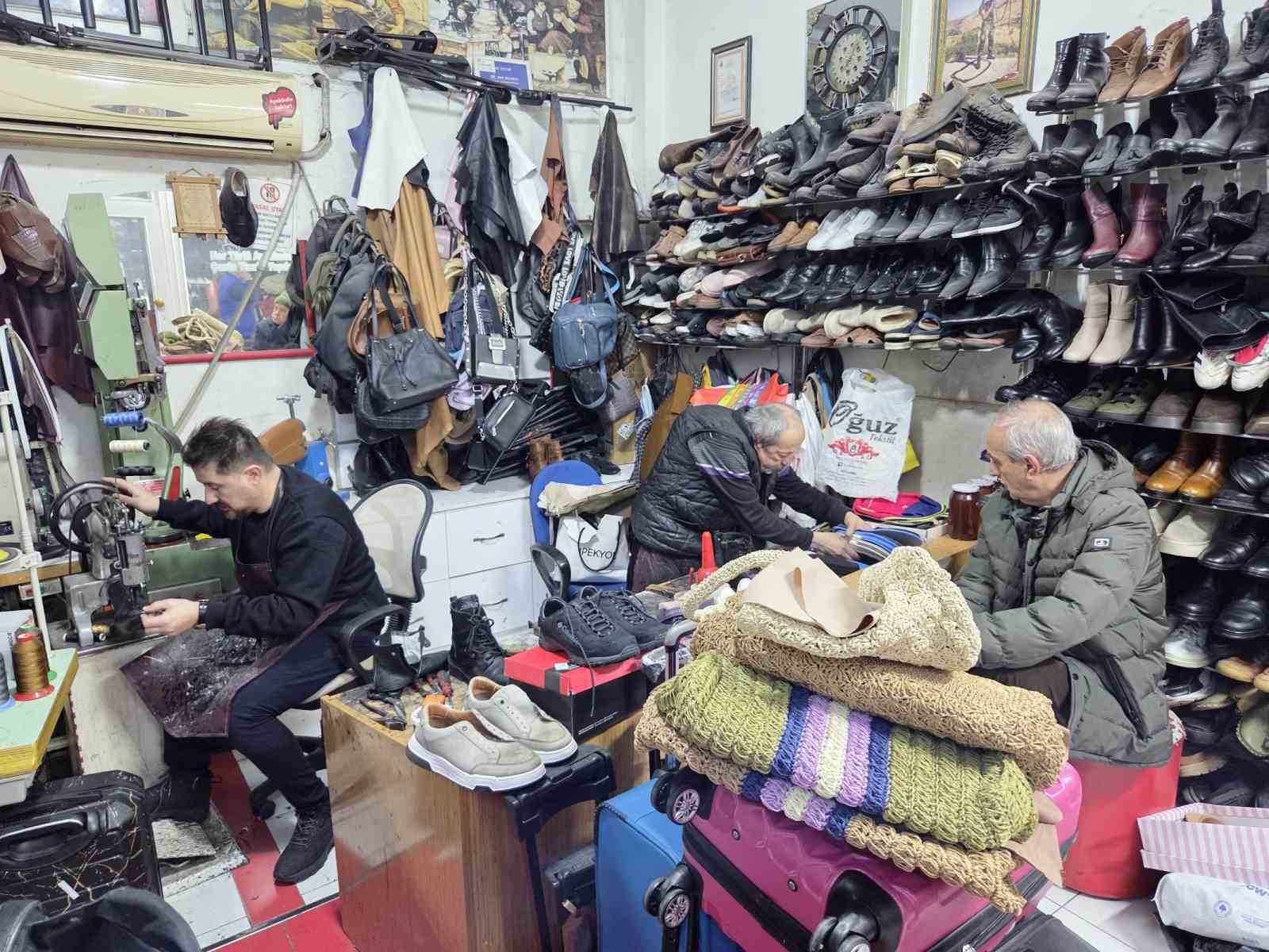 Kara Kış Ayakkabı Tamircilerini Isıttı