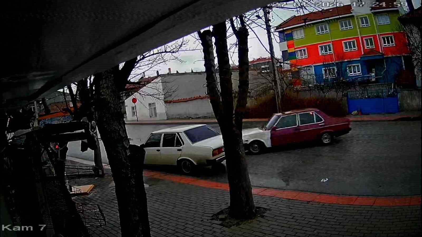 Karaman’da Bir Sürücünün Park Halindeki Otomobile Aracıyla Çarparak Kaçtığı Anlar Kameraya Yansıdı