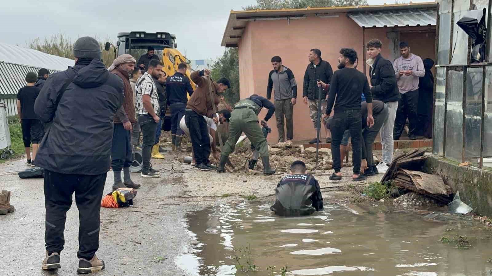 Kardeşleri ve Arkadaşlarıyla Oynarken Tahliye Kanalına Düşen 3 Yaşındaki Berra Hayatını Kaybetti