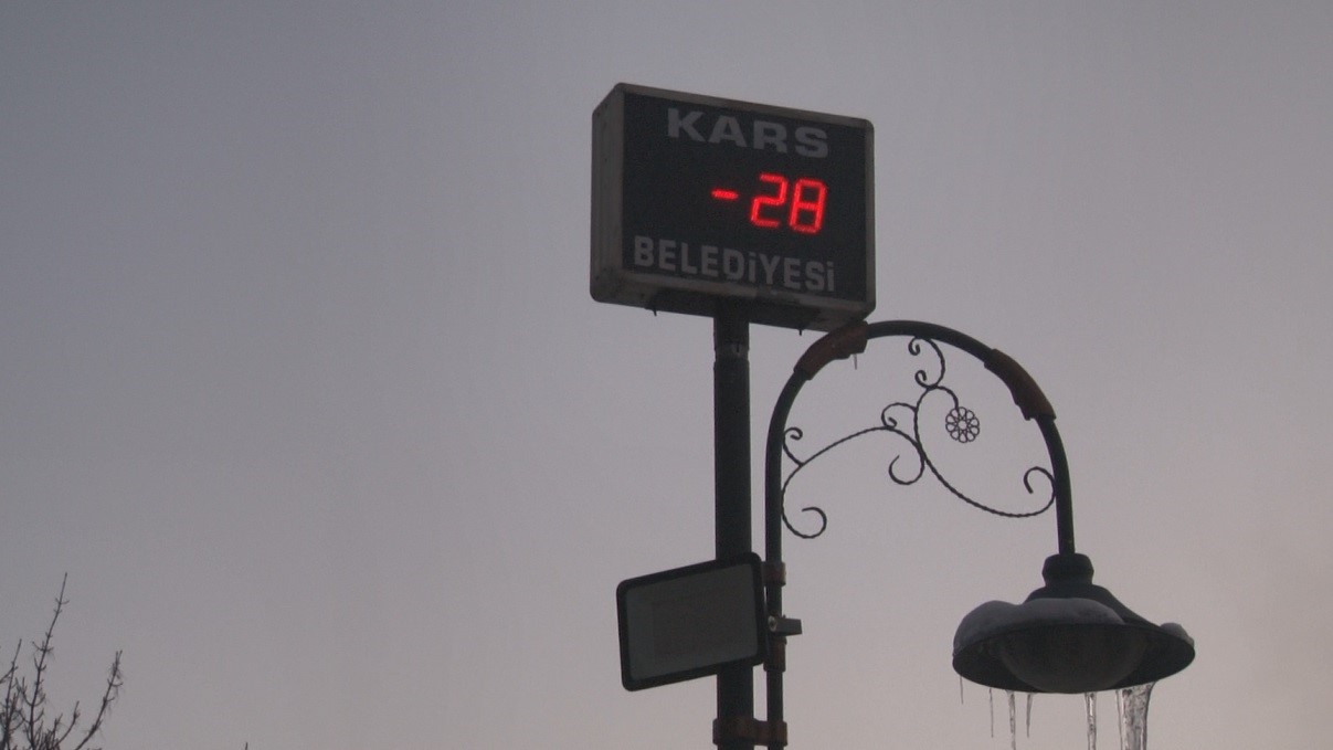 Kars Buz Tuttu: Termometreler Eksi 28’i Gösterdi
