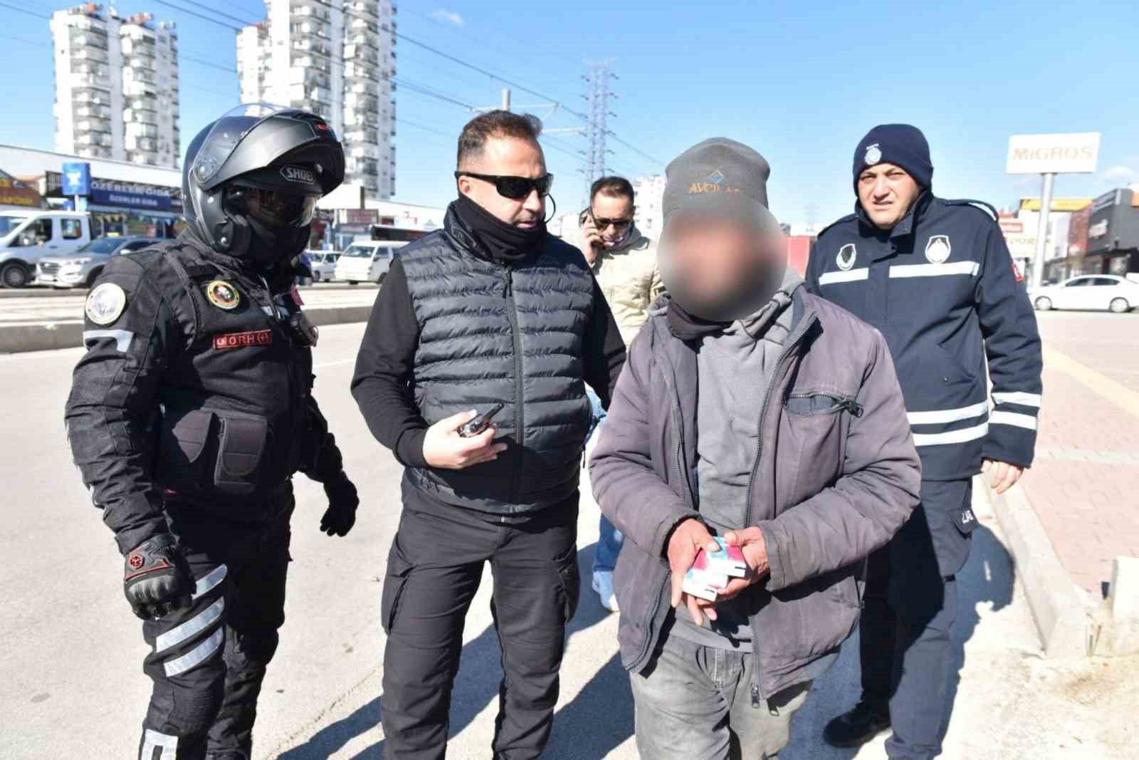 Kepez’de Seyyar Satıcı ve Dilencilere Operasyon