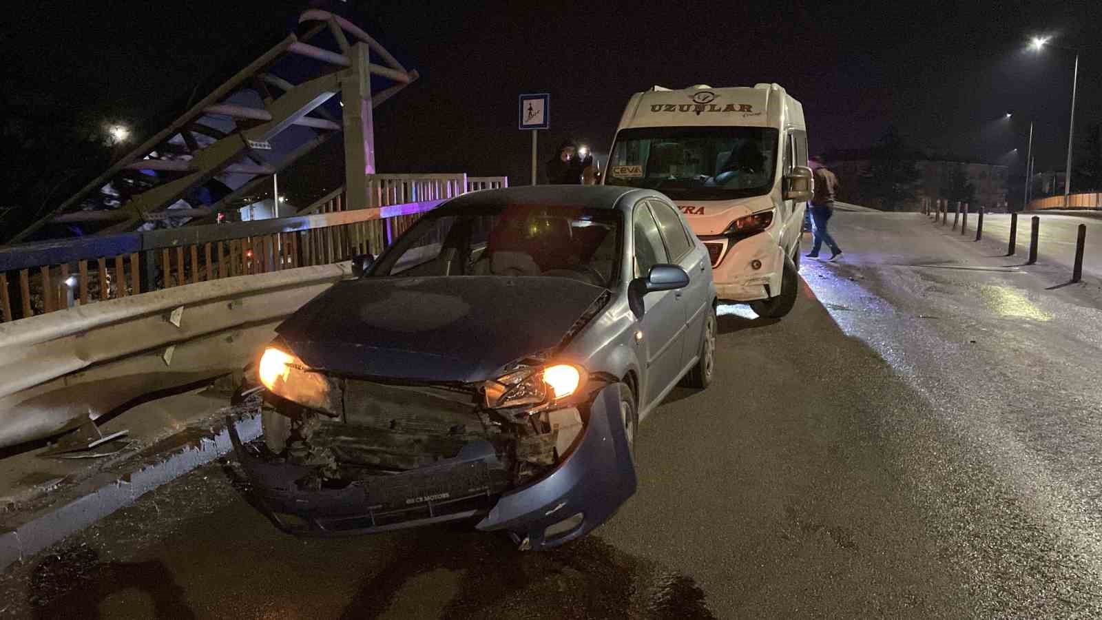 Köprüde Kayan Otomobil Önce Servis Aracına, Ardından Bariyerlere Çarptı