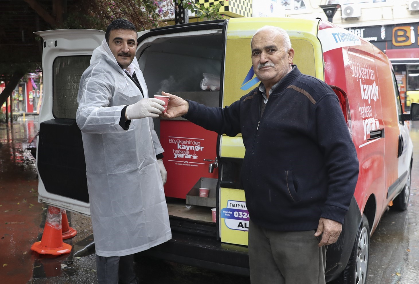 Mersin’de vatandaşlara soğuk havada kaynar ikramı