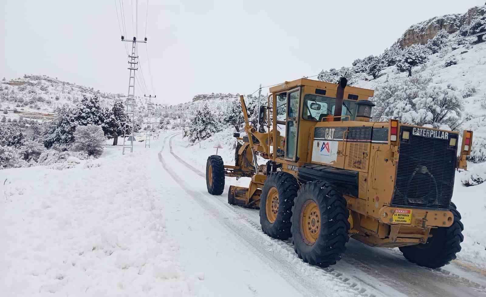 Mersin’in Yüksek Kesimlerinde Karla Mücadele Sürüyor