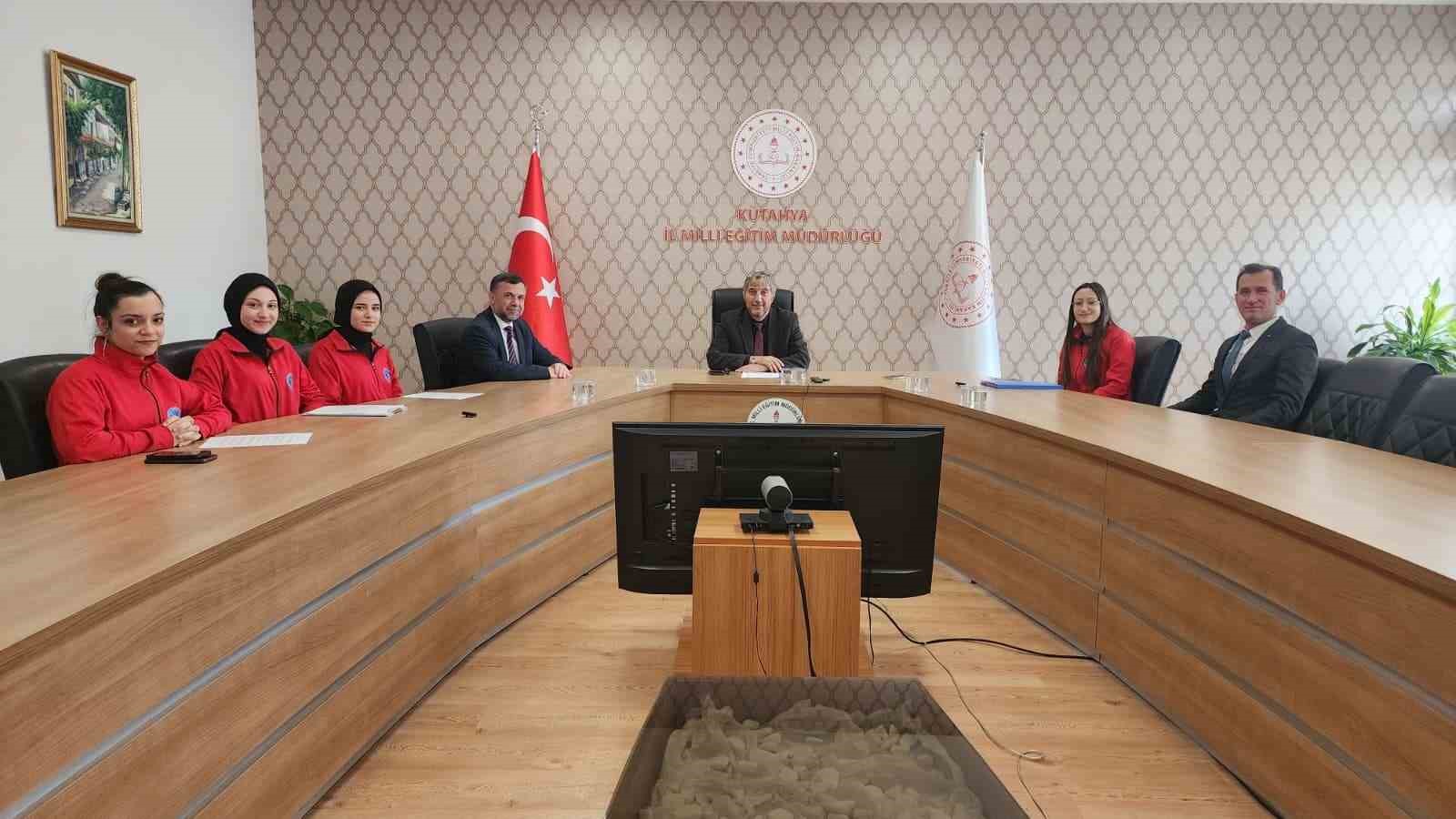 Müdür Yılmaz: “Anaların İzinde, Babaların Gölgesinde, Öğretmenlerin Rehberliğinde Yürüyün”