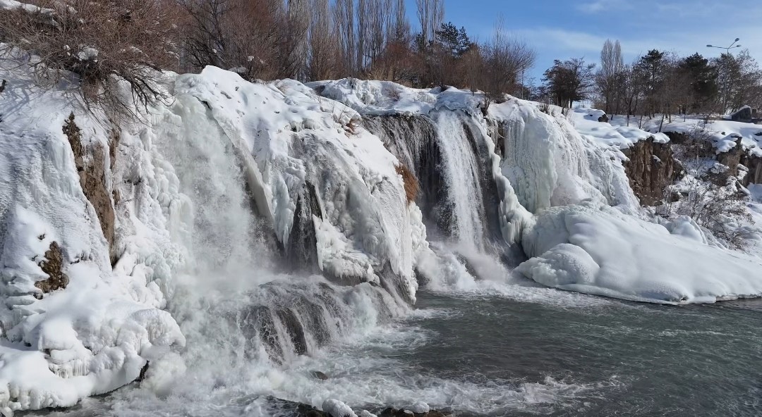 Muradiye Şelalesi Beyaz Gelinliğini Giydi