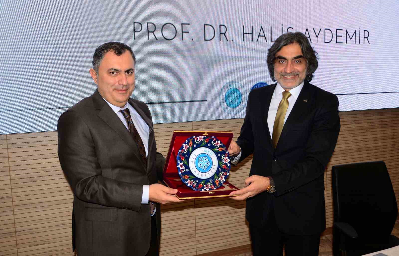 Neü’de “Modern Dünyada Duruş Sahibi Olmak” Konuşuldu