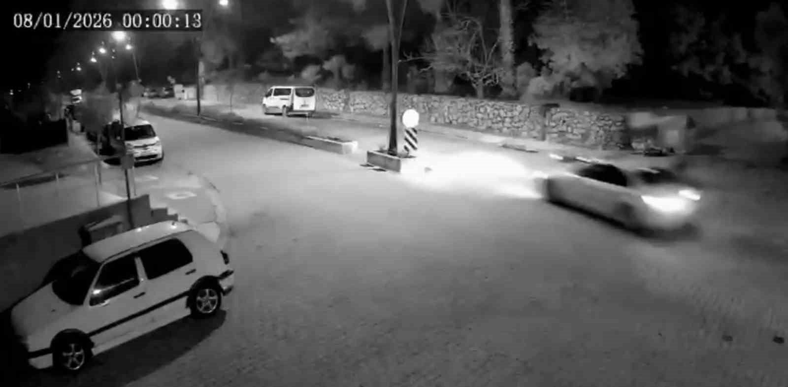 Otomobilin Çarptığı Motosikletli ve Yolcusu Metrelerce Savruldu