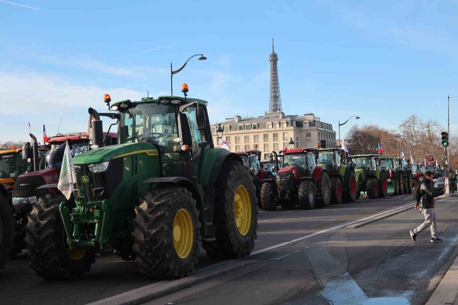 Paris’te Çiftçilerden 350’den Fazla Traktörle AB-Mercosur Anlaşmasına Protesto