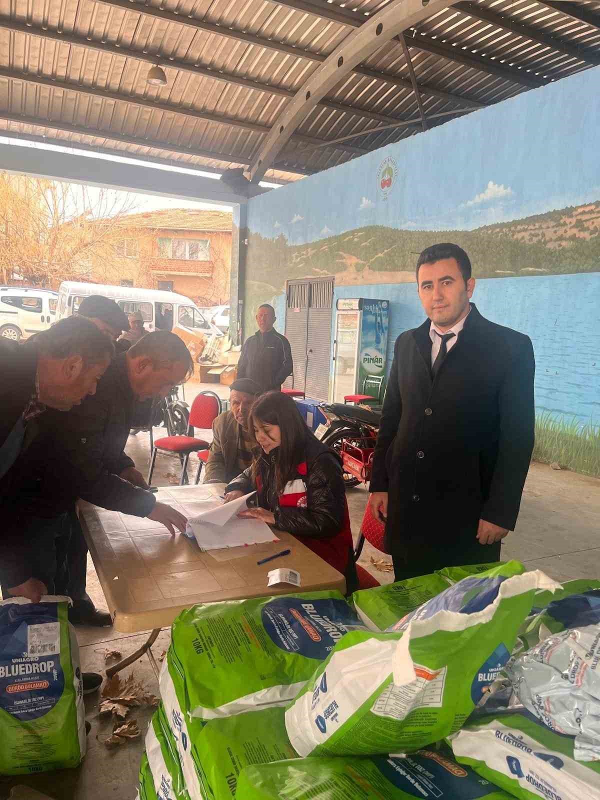 Pazarlar’da Vişne ve Kiraz Üreticilerine Bordo Bulamacı Desteği Sürüyor