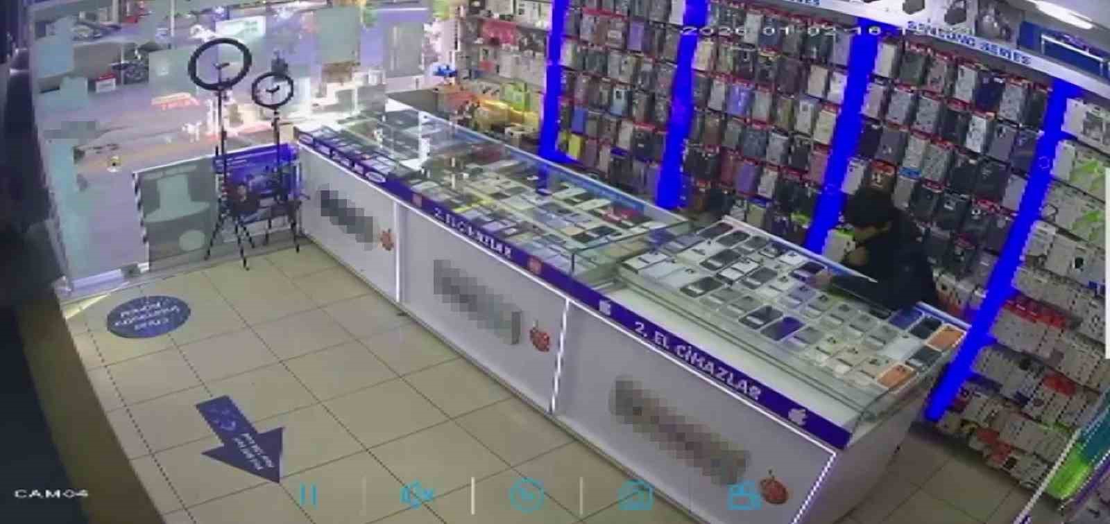 Pendik’te Akılalmaz Hırsızlık: Kova ile Dikkat Dağıttılar, Dükkan Boşalınca Telefonları Çaldılar