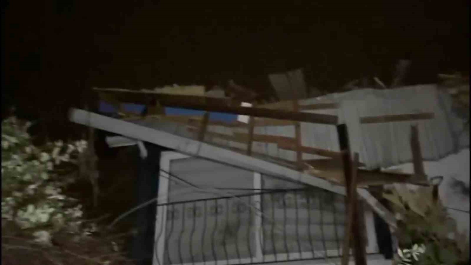 Samsun’da Akşam Kuvvetli Rüzgar: Çatı ve Ağaç Zararlarına Yol Açan Fırtınayla Mücadele