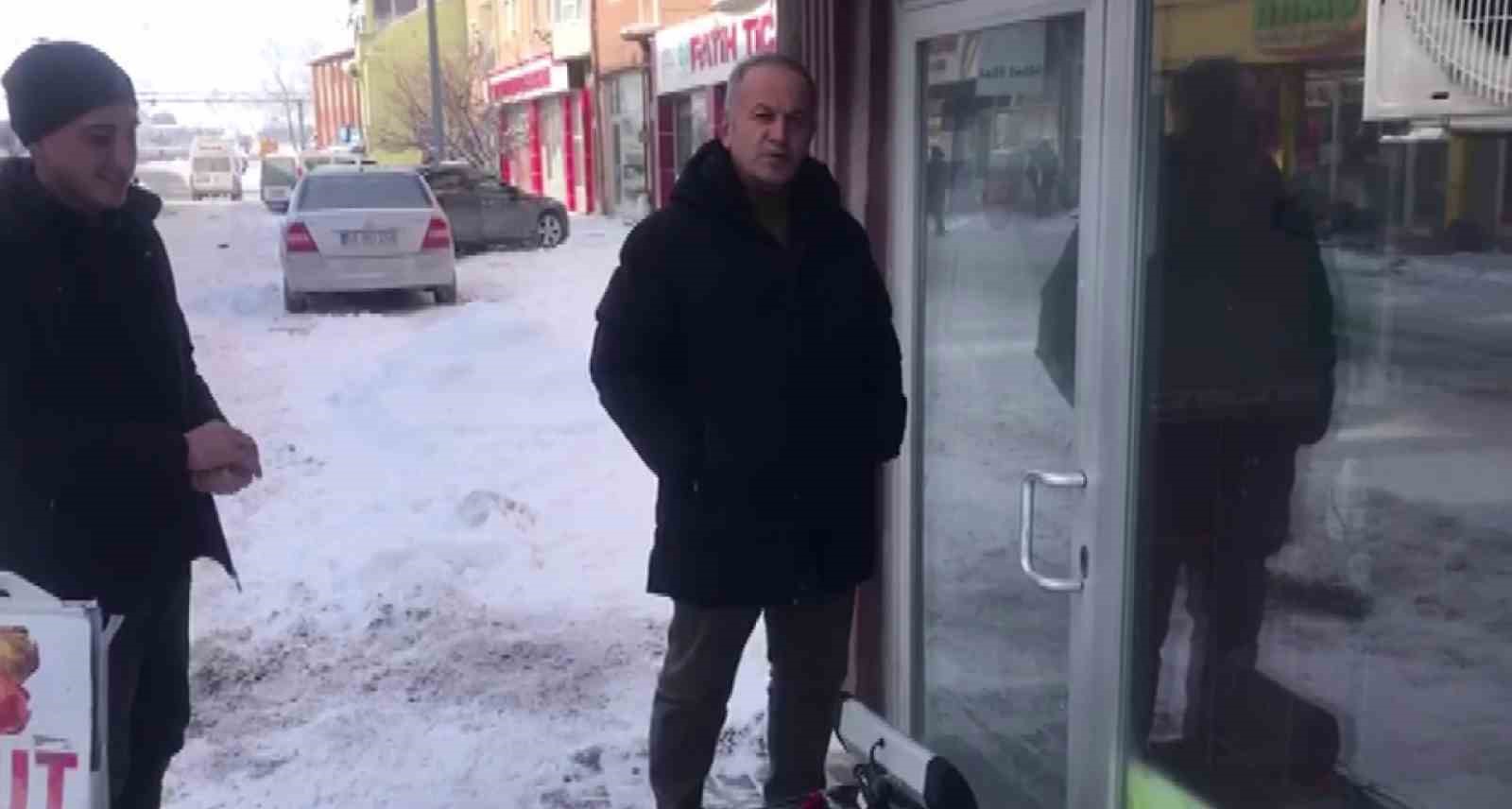 Sibirya Soğukları Esnafı Zorladı: Donan Kapı Kilidini Isıtıcıyla Açmaya Çalıştı