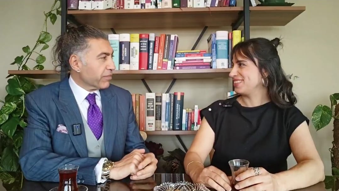 TRT Eski Spikeri Sırrı Er, Avukat Sevil Ay ile Yaptığı Röportajı: Ahlâk, Güç ve Hakikat Üzerine Derin Bir İnsanlık Muhasebesi