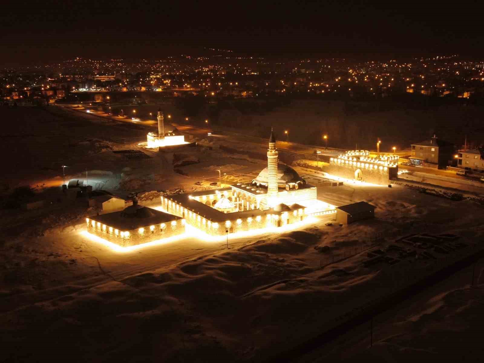 Tarihi Hüsrev Paşa Camii’nde Gece Işıltısı: Tarih ve Sanat Buluştu