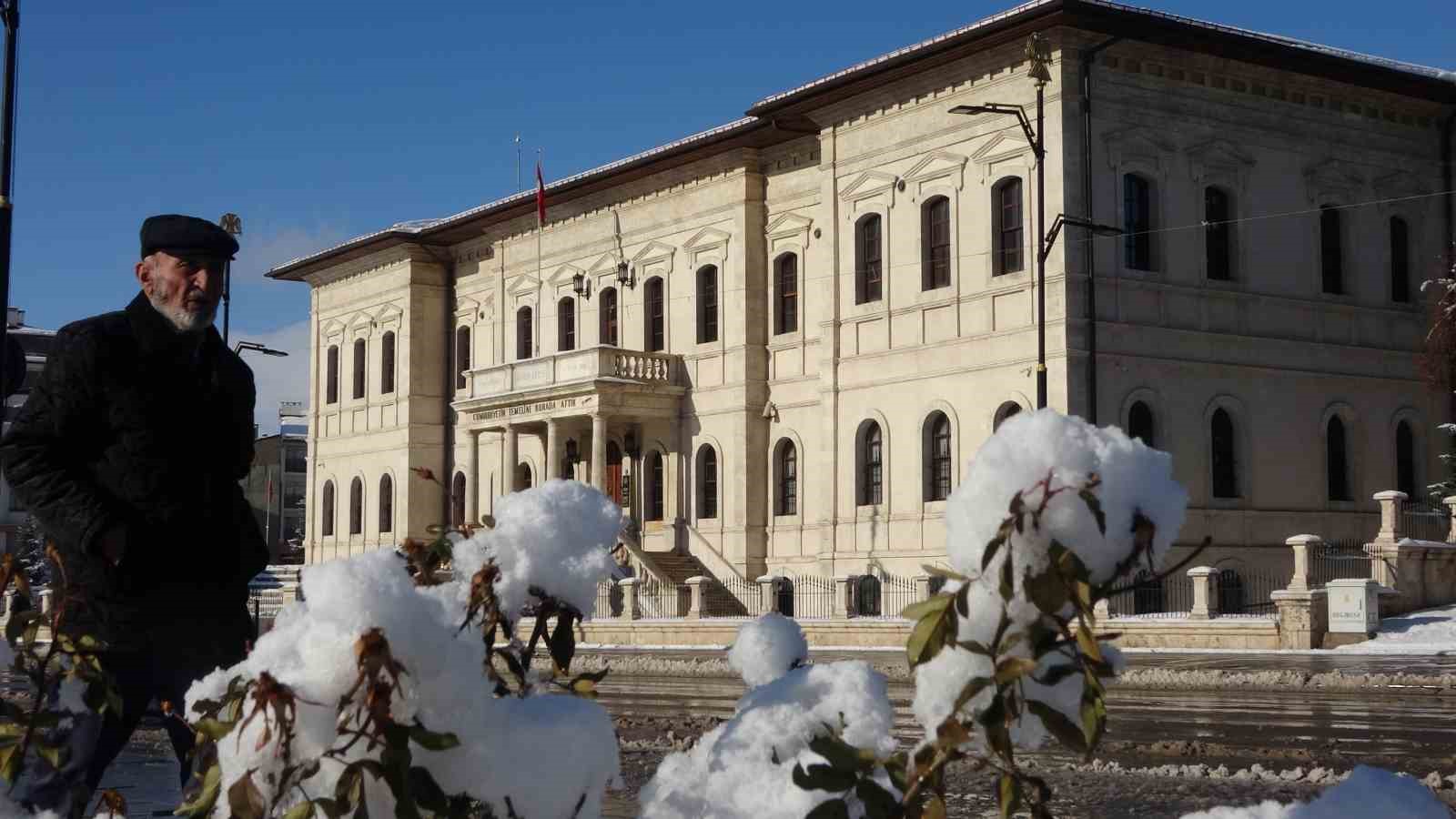 Tarkan’ın 946 Milyonluk Eğitim Bağışı İddiaları Yalanlandı