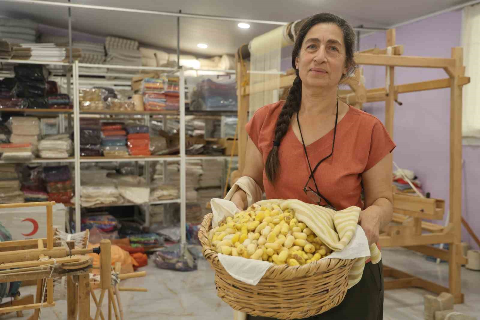 Tescilli ’Hatay Sarısı’nı Yaşatmak İçin Ömrünü Adayan Kadına “Yaşayan İnsan Hazinesi” Ödülü