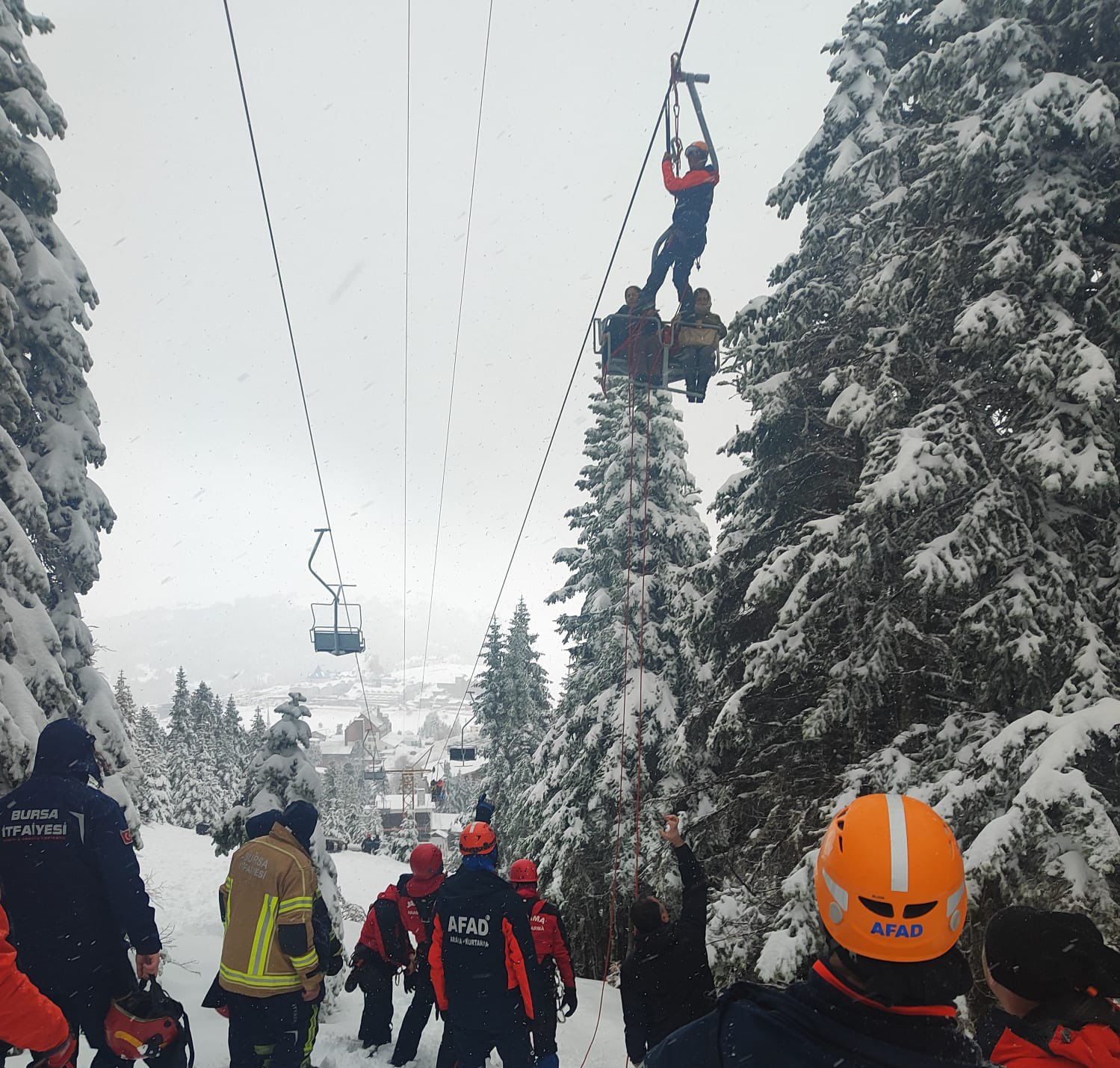 Bursa Uludağ’da Telesiyej Arızası: Mahsur Kalan 51 Kişi Kurtarıldı