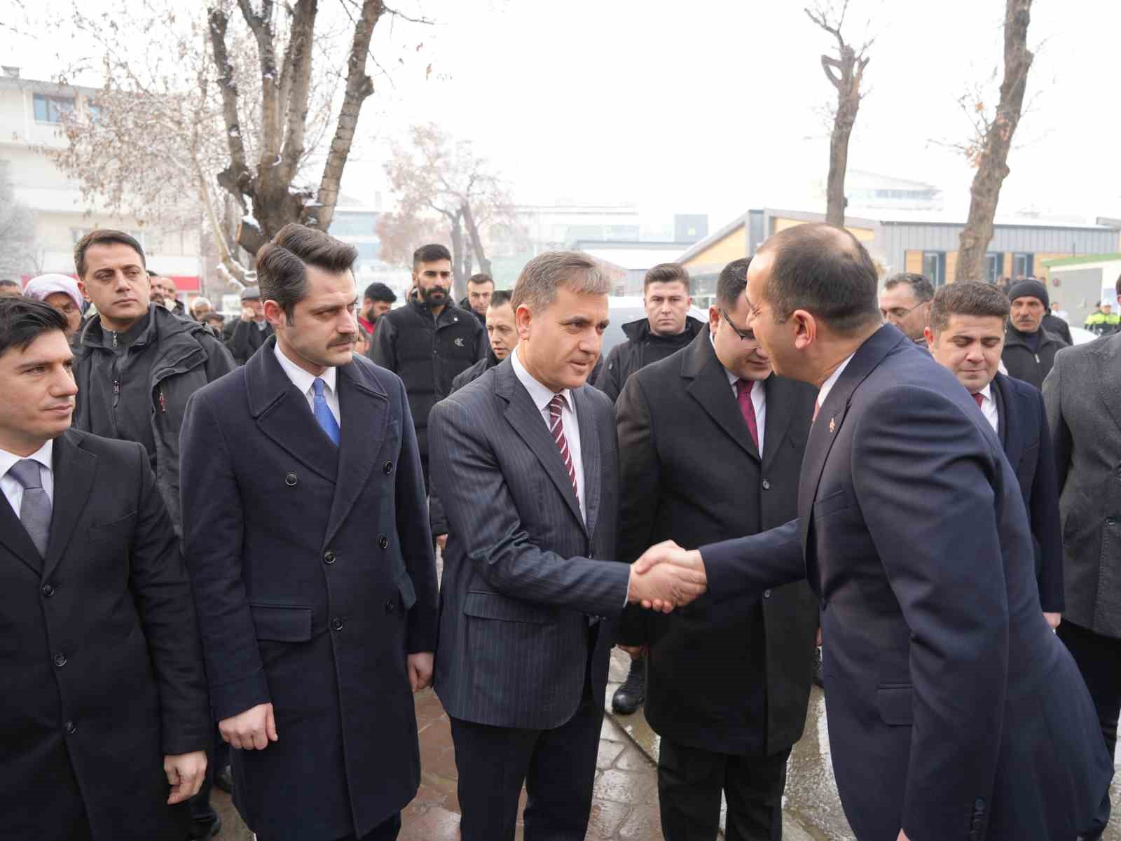 Vali Taşolar, Görevine Başladı