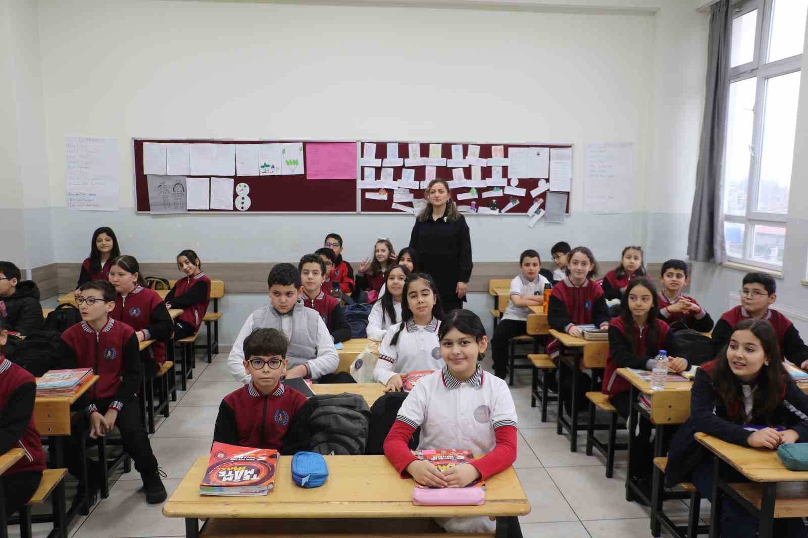 Yaklaşık 18 Milyon Öğrenci Karnelerini Alarak Yarıyıl Tatiline Girdi