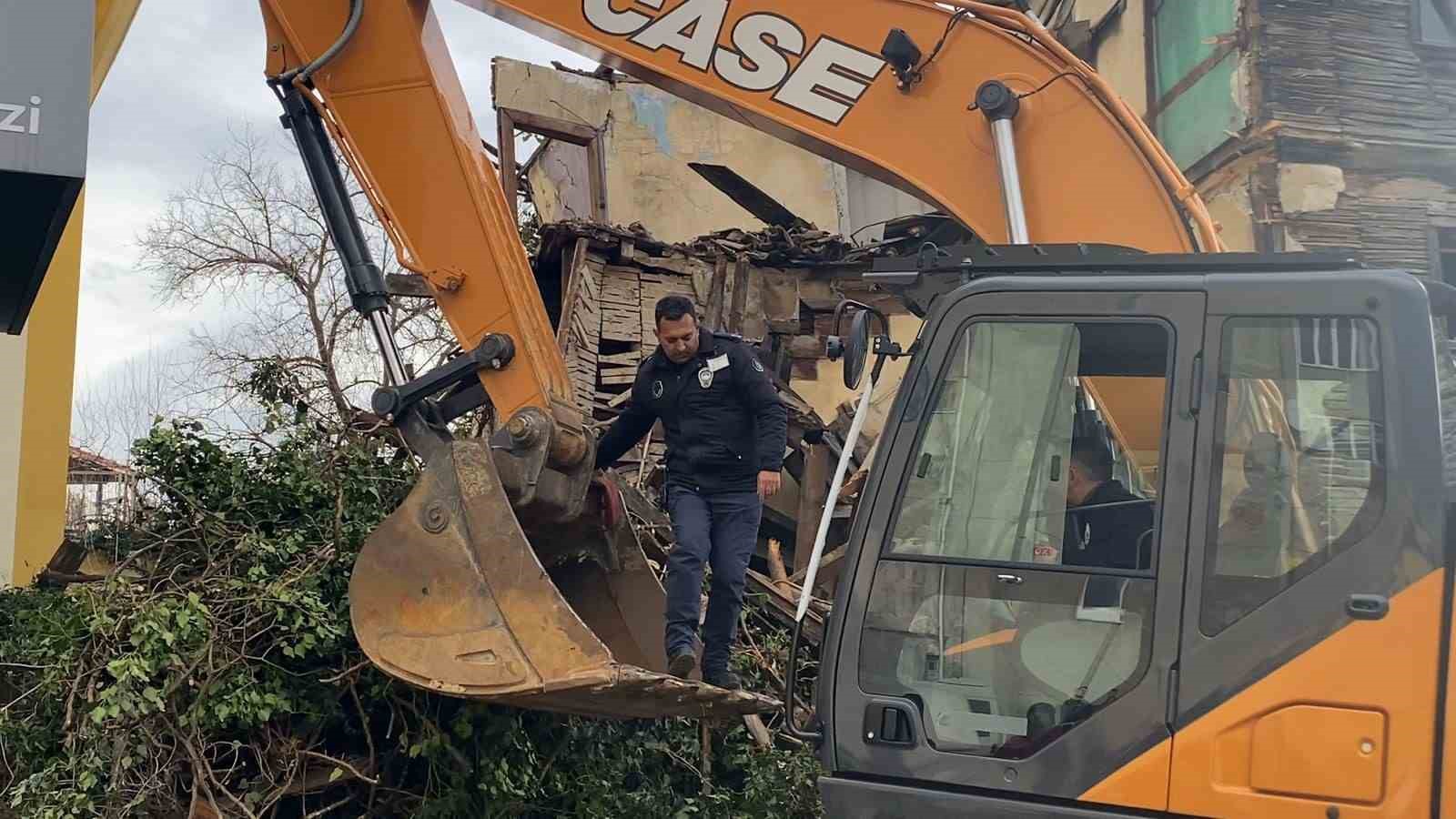 Yıkılan Binadan Bayrağı Kurtaran Zabıta Personeli: “Gönlüm El Vermedi”