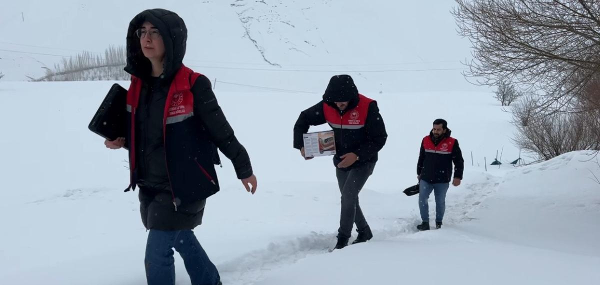 2 Bin Rakımda Gıda Seferberliği: Karlı Yolları Aşarak Çocuklara Bilgi Taşıdılar