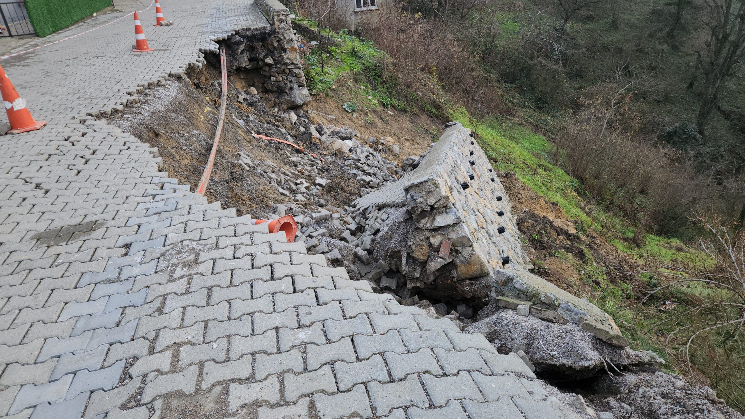 Zonguldak Merkezde Heyelan Alarmı: Sümbül Sokak’ta Yolun Yarısı Çöktü
