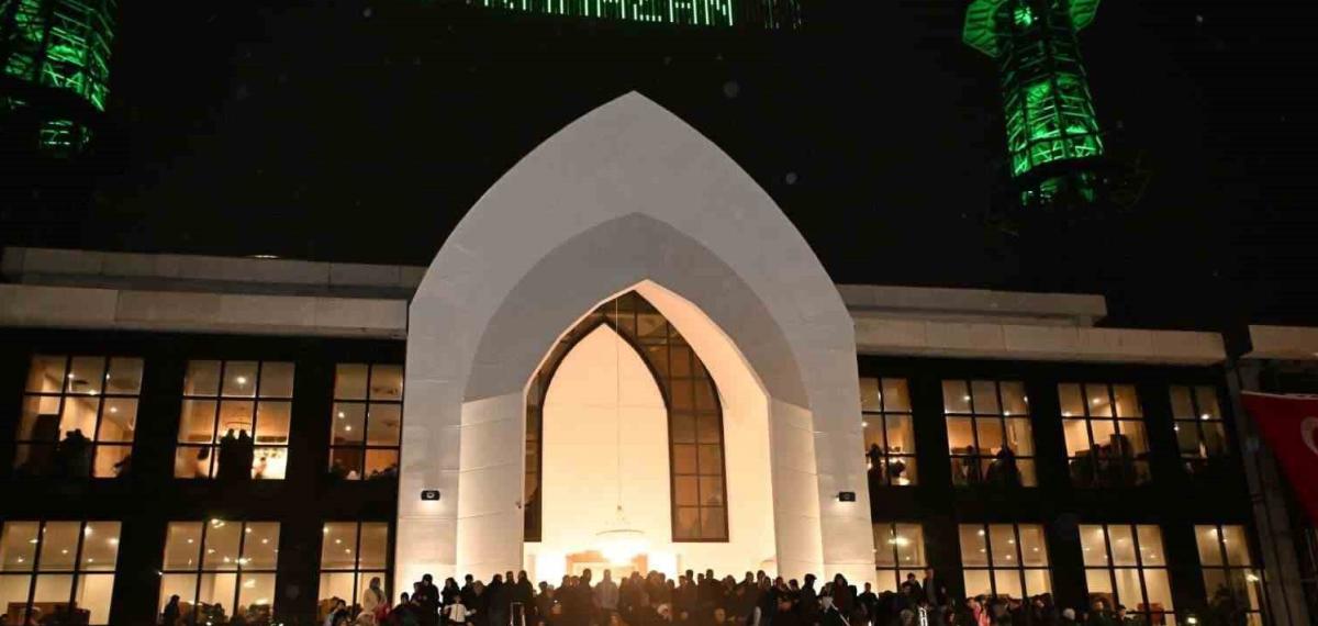 3 Bin Kişilik Cami İlk Teravihle Hizmete Girdi