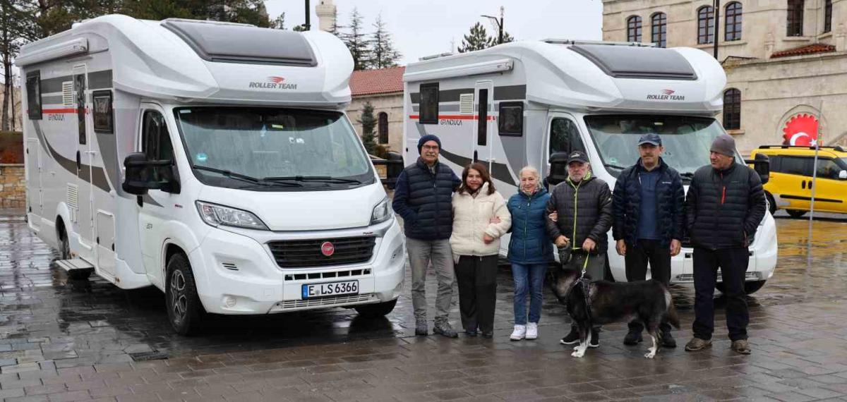 50 Yıllık Memleket Hasretlerini Karavanla Gideriyorlar