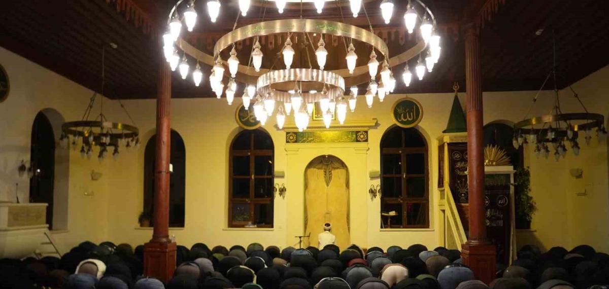 700 Yıllık Camide İlk Teravih Namazı Kılındı