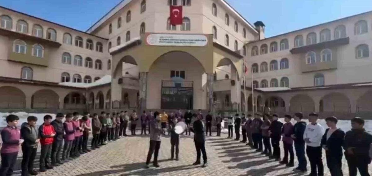 Ağrı Patnos’ta “Kâbe’de Hacılar” İlahisi Okul Bahçesinde Hep Bir Ağızdan Söylendi