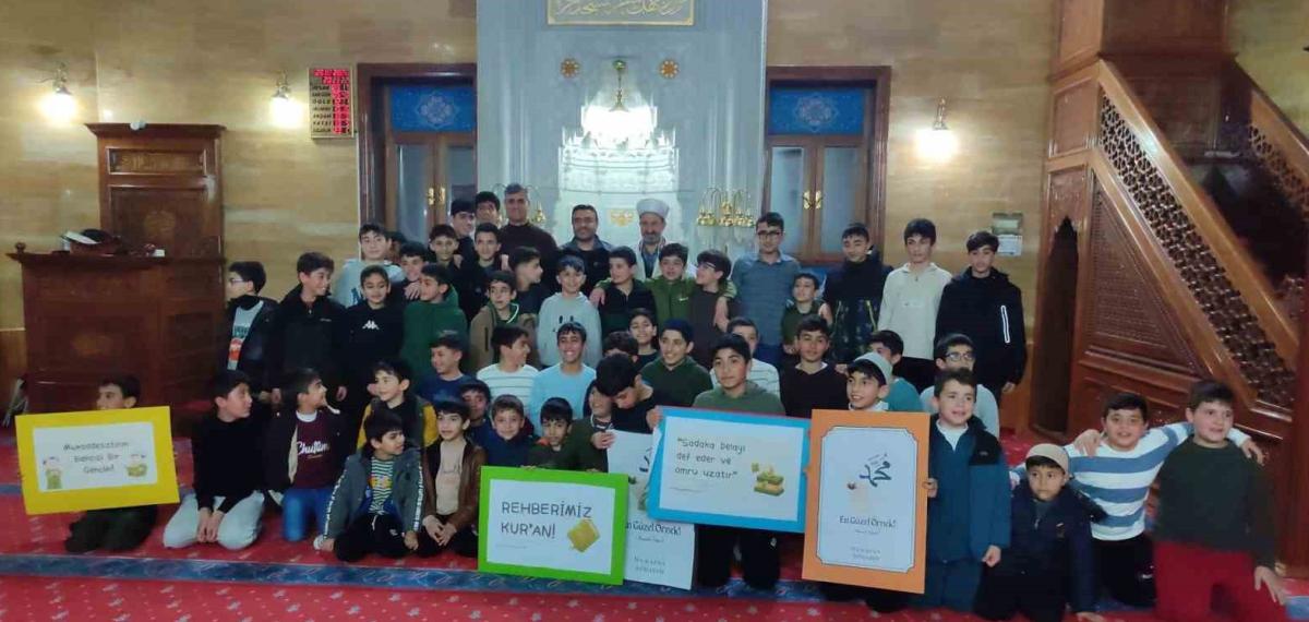 Ahlat’ta Öğrenciler Teravihte Buluştu