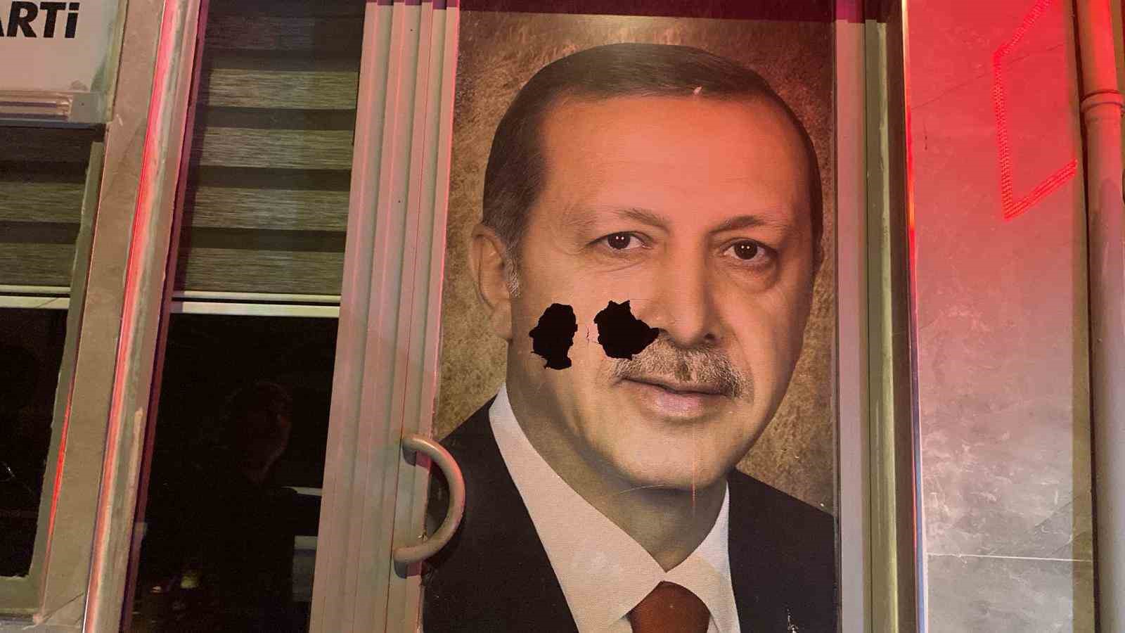 Ak Parti Marmara İlçe Binasına Taşlı Saldırı