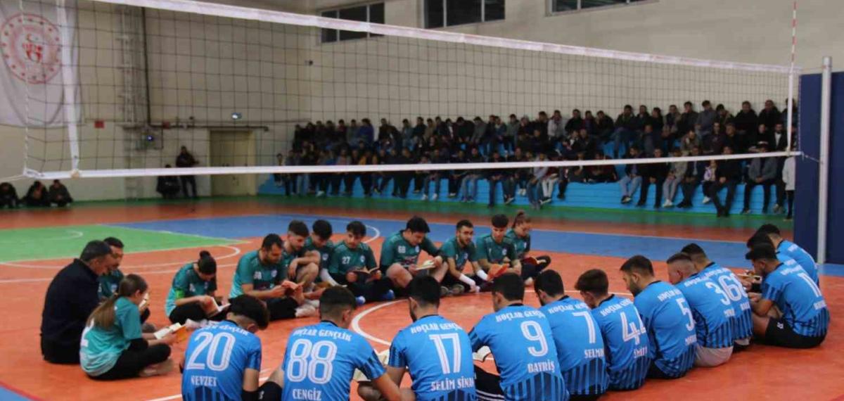 Aksaray’da File Önünde Maç Başlamadan Kitaplar Açıldı