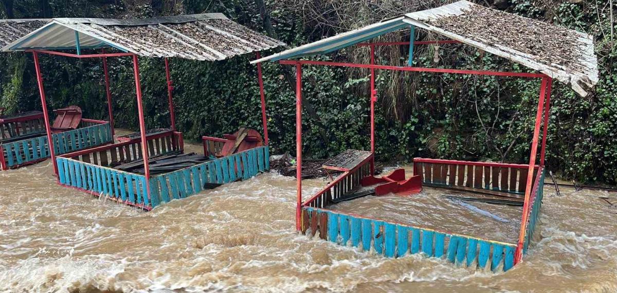 Alanya’da Çay Taştı: İşletmelere Ait Çardaklar Sular Altında Kaldı
