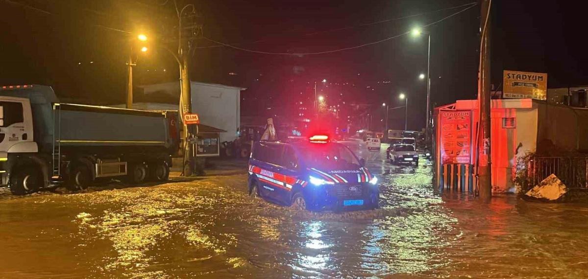 Alanya’da Oba Çayı Taştı, Caddeler Sular Altında Kaldı