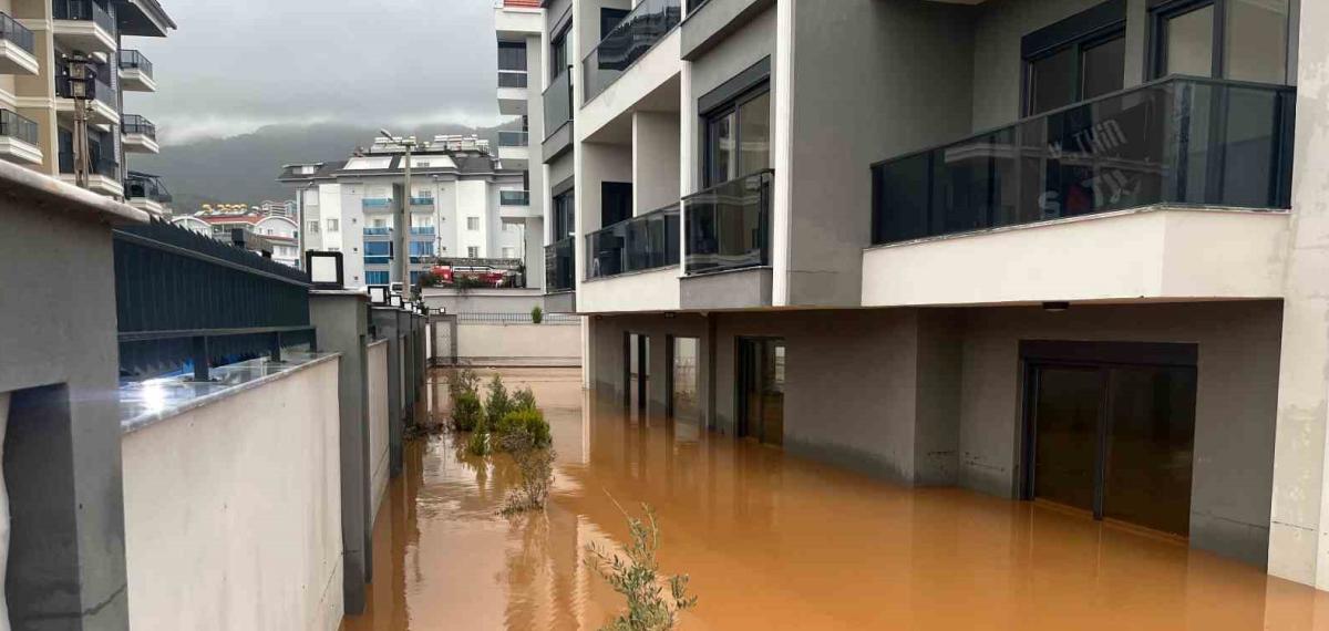 Alanya’da Sağanak Sebebiyle Oba Çayı Taştı, Binaların Bahçelerini Su Bastı