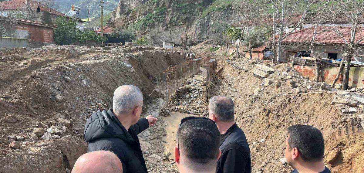 Alaşehir’de Selin Vurduğu Yollar Onarılıyor