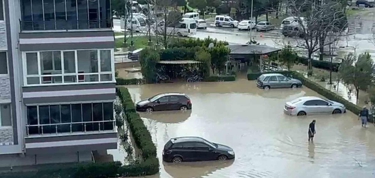 Aliağa’da Sağanakla Birlikte Dere Taştı, Bir Mahalle Sular Altında Kaldı