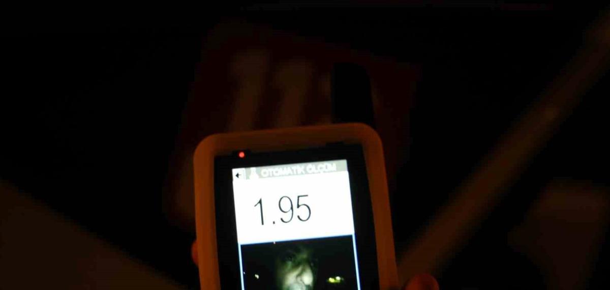 Alkollü Sürücü Yolda Uyuya Kaldı, Uyanınca Polise Ecel Teri Döktürdü