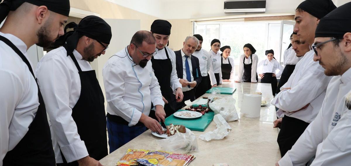 Alkü’lü Öğrenciler Uzak Doğu Mutfağını Uzmanından Öğreniyor