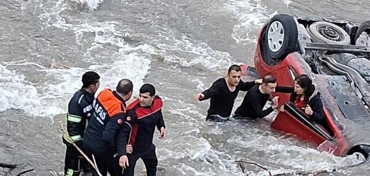 Amasya’da Otomobil Köprüden Yeşilırmak Nehri’ne Uçtu: Anne-Kızı Ekipler Kurtardı